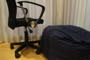 回転いすとビーズクッション